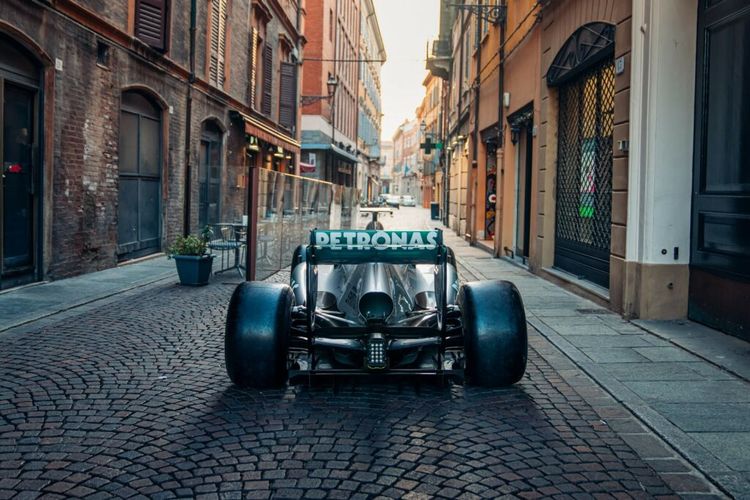 Mobil Mercedes Formula 1 yang pernah dipakai  Lewis Hamilton saat pertama kali menang balapan F1 di Grand Prix Hongaria pada 2013 akan dilelang oleh RM Sotheby di Las Vegas, November 2023.