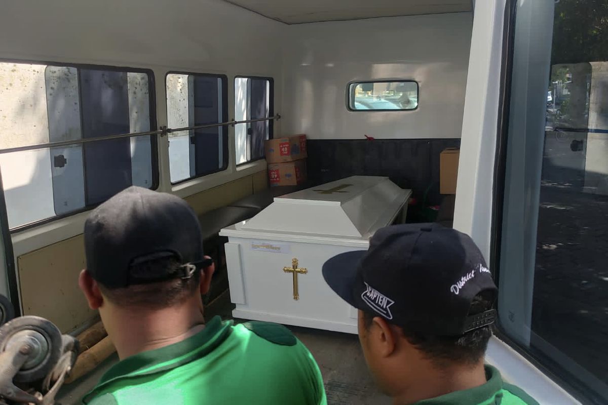 Jenazah salah satu korban tewas usai tenggak miras di bar hotel Surabaya, Selasa (26/12/2023).