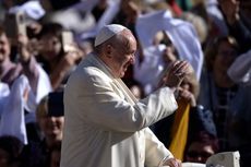 Paus Fransiskus Tegur Uskup dan Umat yang Berfoto saat Misa