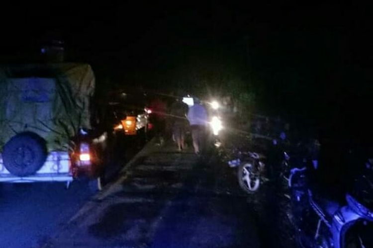 Foto suasana antrean ratusan kendaraan di Jalan Trans Sulawesi Desa Podi, Kabupaten Touna, pada Sabtu (4/9/2021) malam.