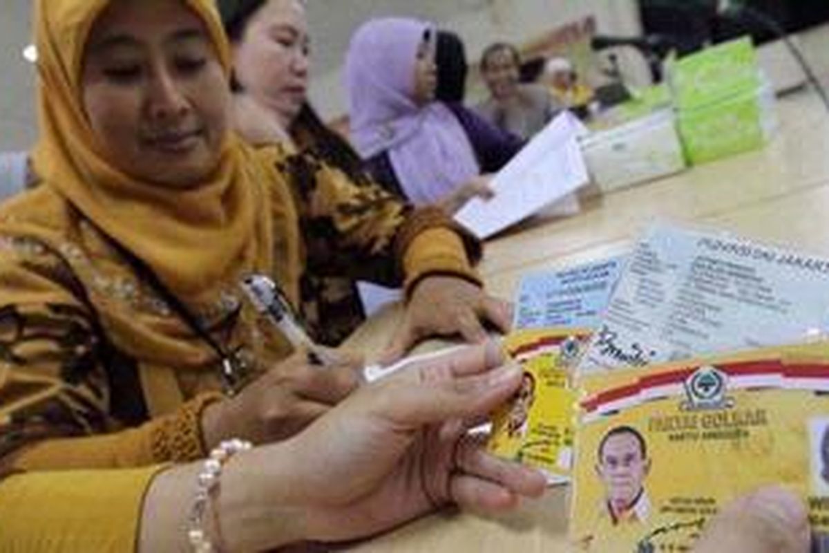 Petugas Komisi Pemilihan Umum Daerah (KPUD) DKI Jakarta memverifikasi biodata pengurus Dewan Perwakilan Daerah (DPD) Golkar di Kantor DPD Golkar, Jakarta, Sabtu (3/11/2012). Verifkasi faktual partai politik peserta Pemilu 2014 ini menitikberatkan pada beberapa hal diantaranya kepengurusan parpol, status kepemilikan gedung dan keterwakilan perempuan.   