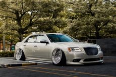Modifikasi Hedon Chrysler 300c Bergaya VIP