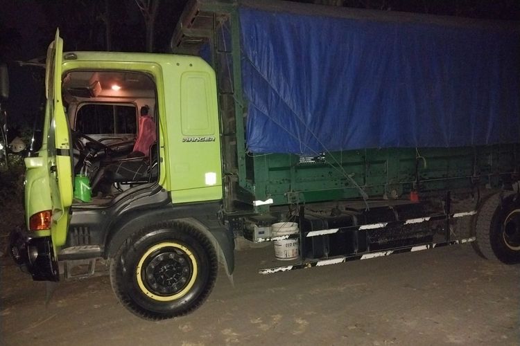 Truk gandeng yang terlibat kecelakaan lalu lintas dengan motor di Desa Sekoto, Kecamatan Badas, Kabupaten Kediri, Jawa Timur, Selasa (8/8/2023). Akibat peristiwa itu satu orang luka dan dua lainnya tewas.