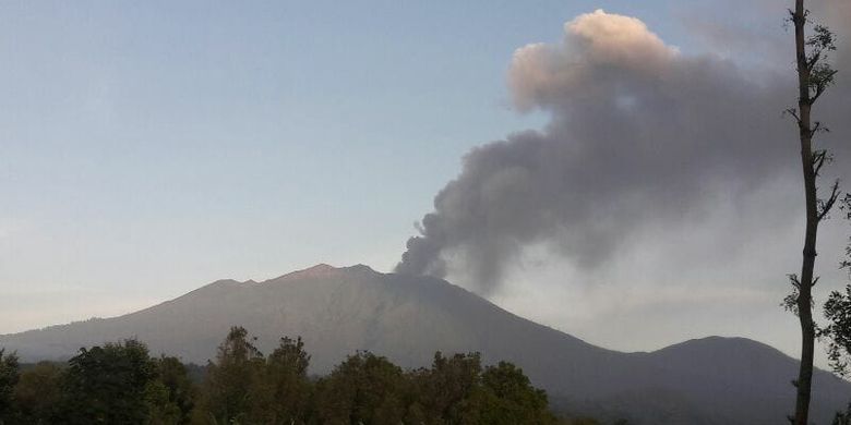 Mount Raung in East Java spewed volcanic ash columns over 1,000 meters, affecting villagers in the Banyuwangi regency. The authority has raised the status of Mount Raung from normal to alert. 
