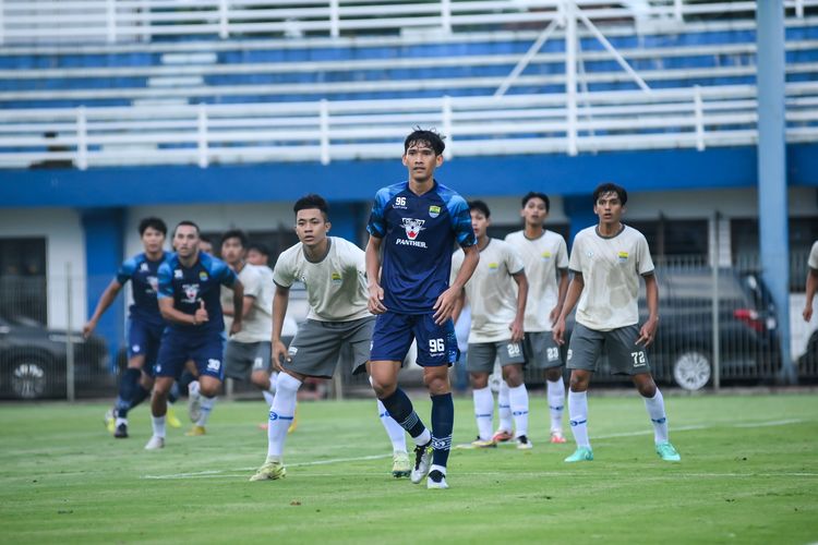 Ryan Kurnia (96) rekrutan baru Persib Bandung di Liga 1 2023-2024 saat jalani laga uji coba perdana melawan Persib U21 di Stadion Persib, Sidolig, Bandung, Jumat (9/6/2023). 