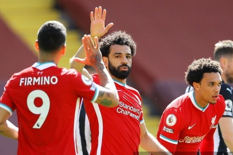 LIVERPOOL, ENGLAND - APRIL 24: Mohamed Salah of Liverpool celebrates with team mate Roberto Firmino after scoring their side's first goal during the Premier League match between Liverpool and Newcastle United at Anfield on April 24, 2021 in Liverpool, England. Sporting stadiums around the UK remain under strict restrictions due to the Coronavirus Pandemic as Government social distancing laws prohibit fans inside venues resulting in games being played behind closed doors. (Photo by David Klein - Pool/Getty Images) (Photo by POOL / GETTY IMAGES EUROPE / Getty Images via AFP)