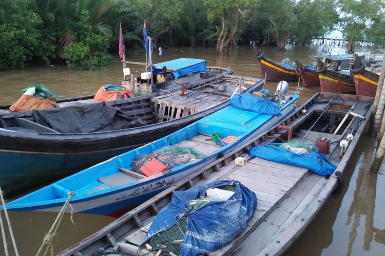 Perahu nelayan bersandar di Kecamatan Kuala Jambi, Kabupaten Tanjab Timur karena nelayan menghadapi cuaca ekstrim La Nina dan ancaman gelombang laut tinggi