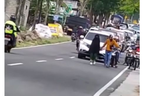 Viral, Video Seorang Perempuan Berjalan Santai di Tengah Jalan Akses Menuju Telaga Sarangan