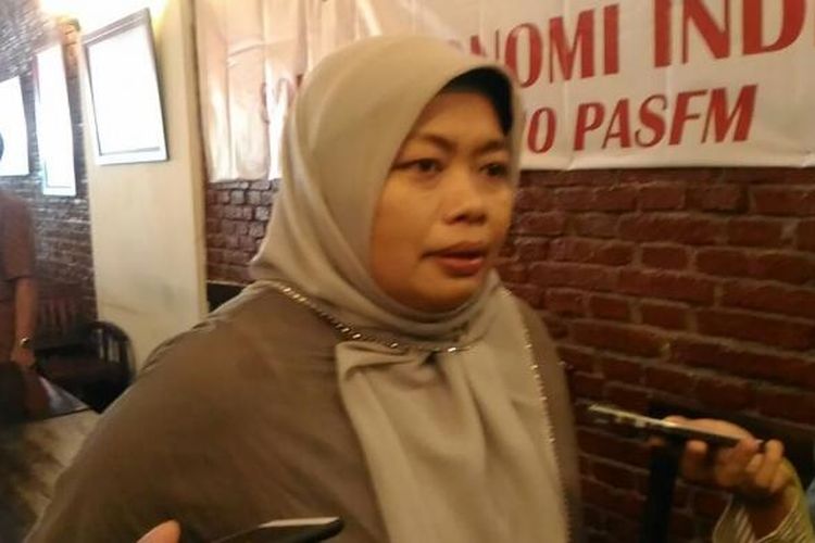 Direktur INDEF Enny Sri Hartati, dalam sebuah diskusi Evaluasi Efektivitas Paket kebijakan Ekonomi I-XII di Jakarta (30/5).