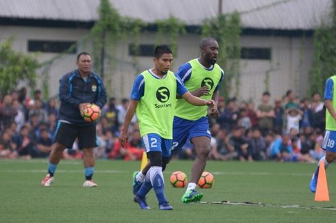 Manajer Persib Ingatkan Cole agar Tingkatkan Kondisi Fisik