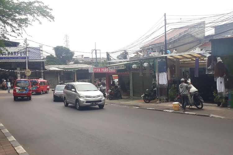 Tampak berjejer rapih toko minyak wangi di Jalan Raya Condet, Jakarta Timur, Rabu (13/11/2019).