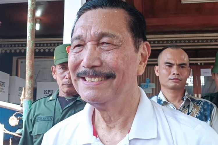 Menteri Koordinasi Bidang Kemaritiman dan Investasi Luhut Binsar Pandjaitan saat diwawancarai usai mencoblos di tempat pemungutan suara (TPS) 014 Banjar Pengayehan, Desa Cemangi, Kabupaten Badung, Bali, Rabu (14/2/2024). Kompas.com/ Yohanes Valdi Seriang Ginta