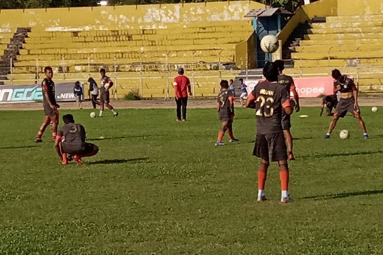 Pemain Semen Padang menggelar latihan jelang lawan PS Tira Persikabo