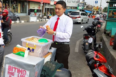 Sutrisno, Penjual Mi Lidi Berdasi, yang Sukses Curi Perhatian Pembeli