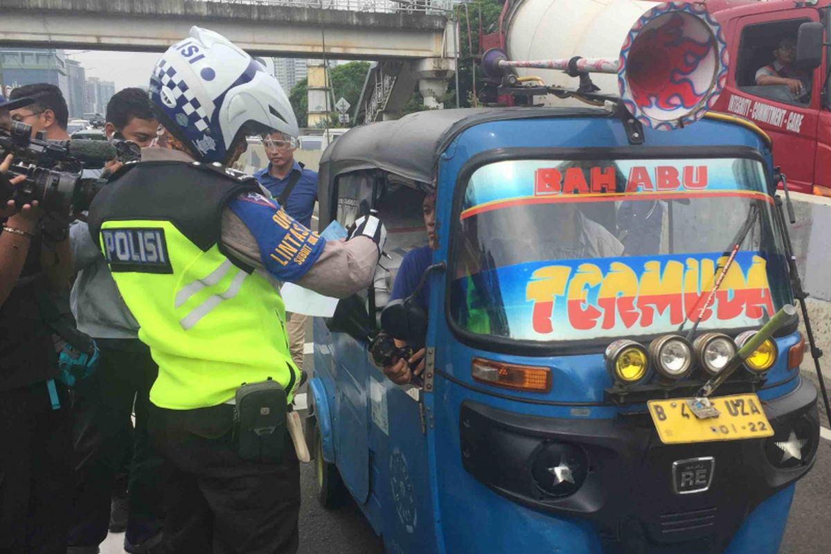 Polisi menggelar Operasi Keselamatan Jaya di tiga titik di Jakarta yaitu, kawasan Palmerah, Bundaran Hotel Indonesia (HI), dan JLNT Casablanca, Senin (5/3/2018). Ada 2.704 personel yang dikerahkan dalam operasi tersebut. 