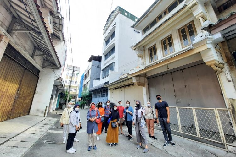 Peserta tur berfoto di depan rumah-rumah khas Tionghoa yang berada di Glodok, Jakarta Barat