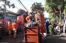 300 Petugas Kebersihan Bantu Singkirkan Sampah Kebakaran Taman Kota