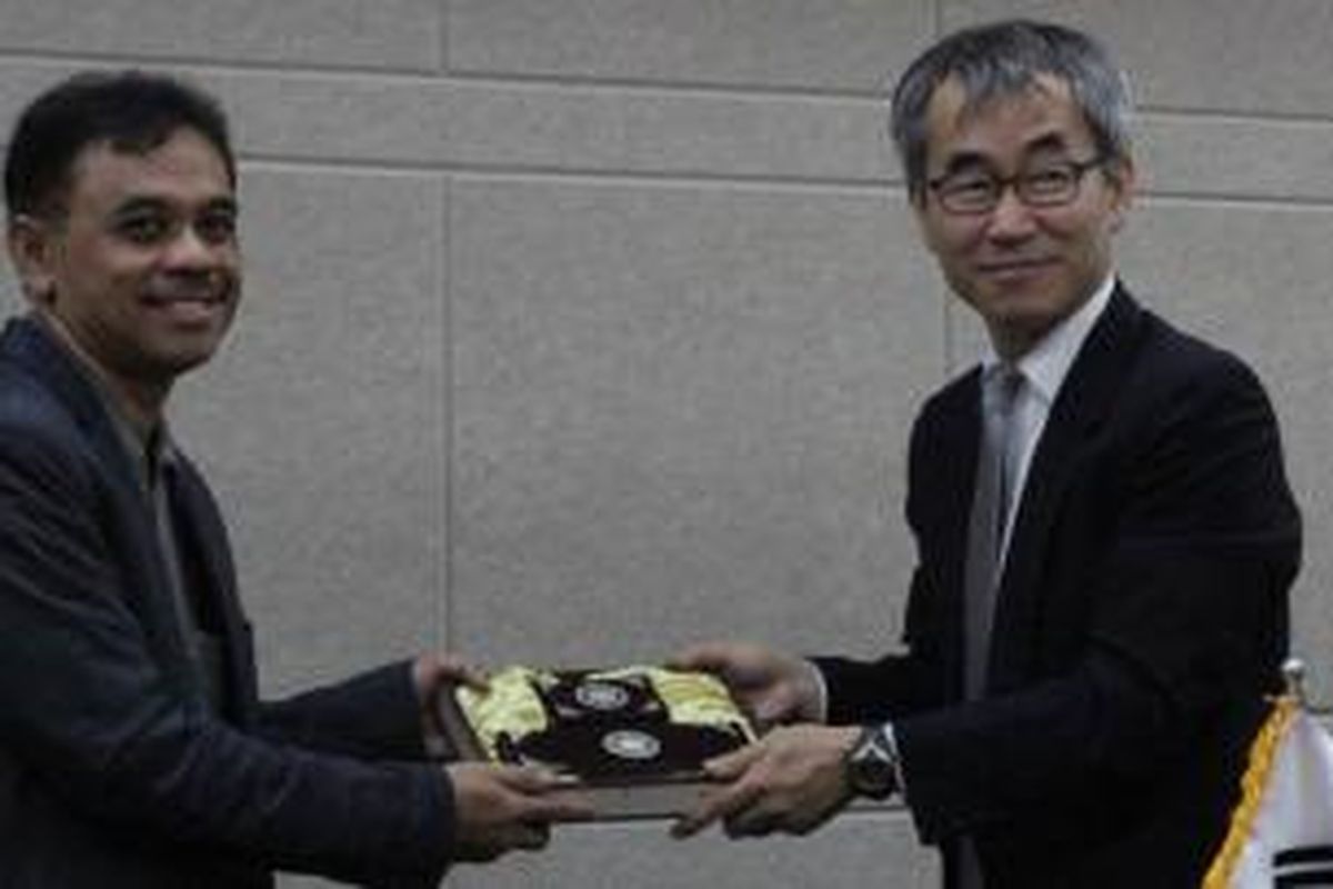 Asistan Manager Penerbit Grasindo Ariobimo Nusantara (kiri) dan Presiden Korea Publisher Society Choi-Hoo Yoo melakukan pertukaran cinderamata kunjungan atas kunjungan Grasindo ke Korea Publisher Society, Seoul, Korea Selatan, Senin (5/10/2015).