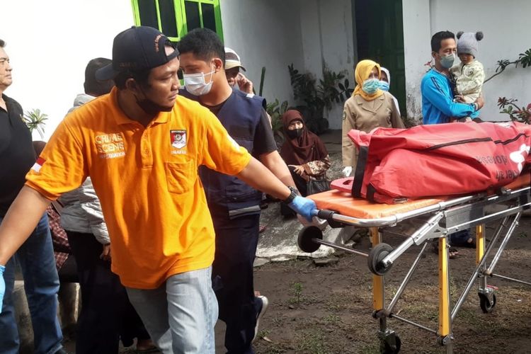 Evakuasi jenasah perempuan yang meninggal dunia karena pukulan di Kapanewon Kasihan, Bantul, DI Yogyakarta. Senin (10/10/2022)