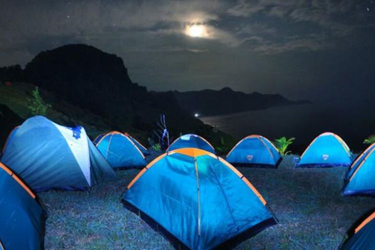 Berkemah di Pantai Menganti, Desa Karang Duwur, Kecamatan Ayah, Kabupaten Kebumen, Jawa Tengah.