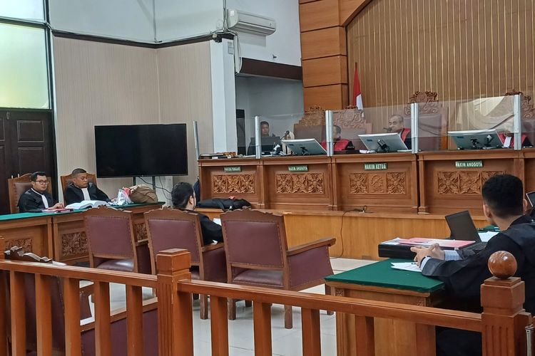 Terdakwa kasus dugaan kepemilikan senjata api (senpi) ilegal Dito Mahendra dalam sidang pemeriksaan terdakwa di PN Jaksel, Selasa (19/3/2024).