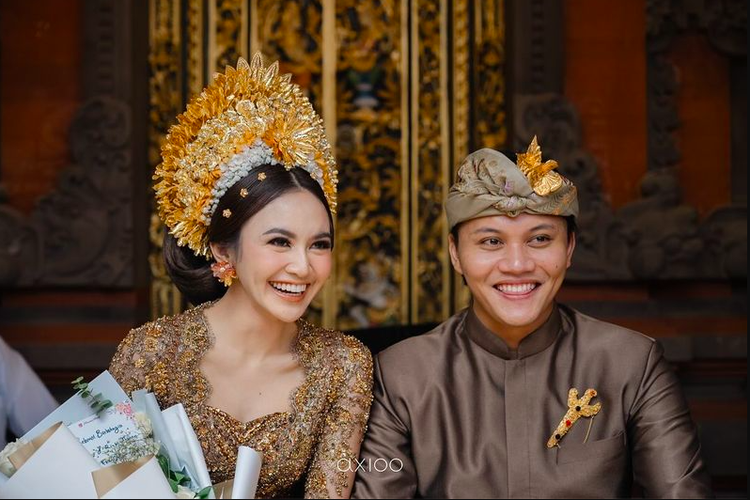 Pasangan Rizky Febian dan Mahalini Raharja saat menjalani prosesi adat mepamit di  Bali pada pada Minggu (5/5/2024)