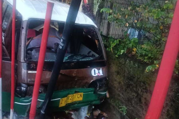 Truk tabrak angkot dan ruko di Paseh, Sumedang, Jabar, Kamis (2/10/2025) sore. DOK. SATLANTAS POLRES SUMEDANG