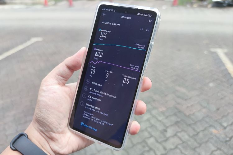 Ilustrasi Xiaomi 11T menjalankan aplikasi Speedtest dari Ookla untuk menjajal jaringan 5G.