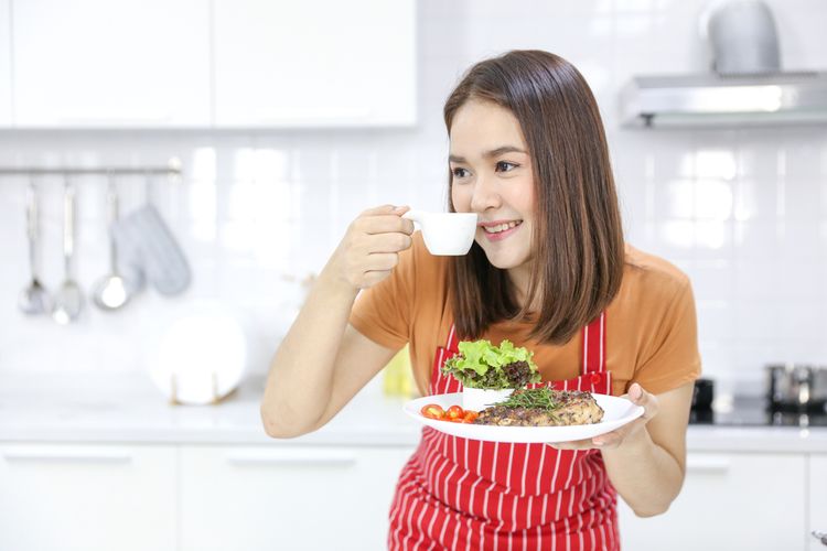 Memasak makanan sendiri di rumah bisa membantu kita mengatur kalori dan bahan makanan sehat.
