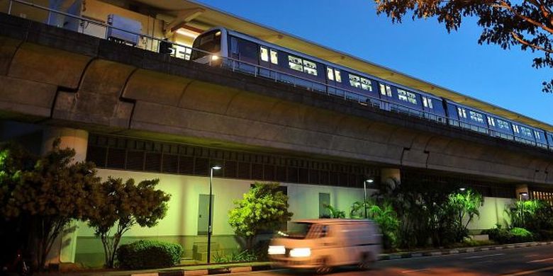 Sebuah ambulans melintas di stasiun Tanah Merah menyusul tersambarnya MRT Singapura oleh petir, Senin (20/11/2017) sore.