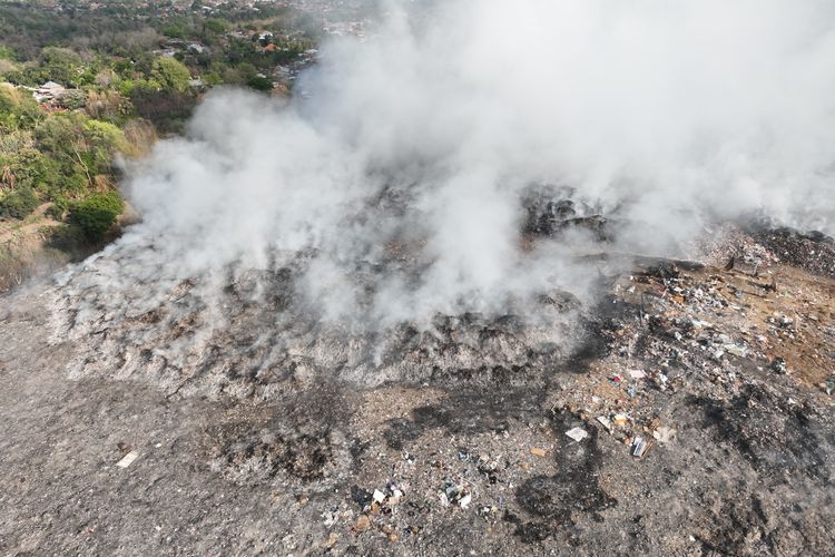 Foto dari udara yang menunjukkan kepulan asap kebakaran TPA Bengkala di Desa Bengkala, Kecamatan Kubutambahan, Kabupaten Buleleng, Provinsi Bali.