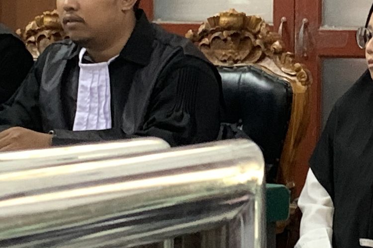 Kasir di Surabaya Didakwa Gelapkan Uang Perusahaan Rp 456 Juta untuk Beli iPhone hingga Emas