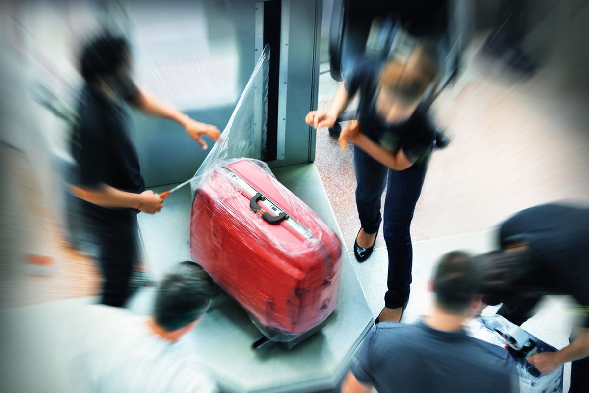 ilustrasi baggage wrapping