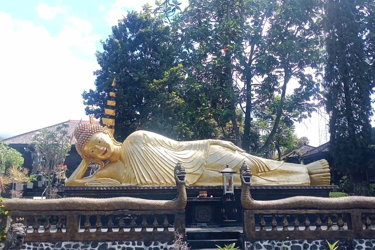 Potret patung Buddha tidur di Vihara Dhammadipa Arama yang berada di Kota Batu, Jawa Timur pada Minggu (15/5/2022). 