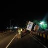 Truk Tronton Nyangkut di Pagar Jembatan Banyuwangi Gara-gara Sopir Panik