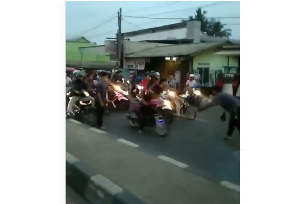 Sekelompok anak muda balapan liar di jalan raya di Tambun, Kabupaten Bekasi. 