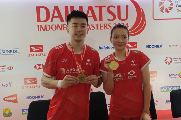 Ganda campuran China, Zheng Si Wei/Huang Ya Qiong, menunjukkan medali emas usai juara Indonesia Masters 2024 di Istora Senayan, Jakarta, Minggu (28/1/2024). 
