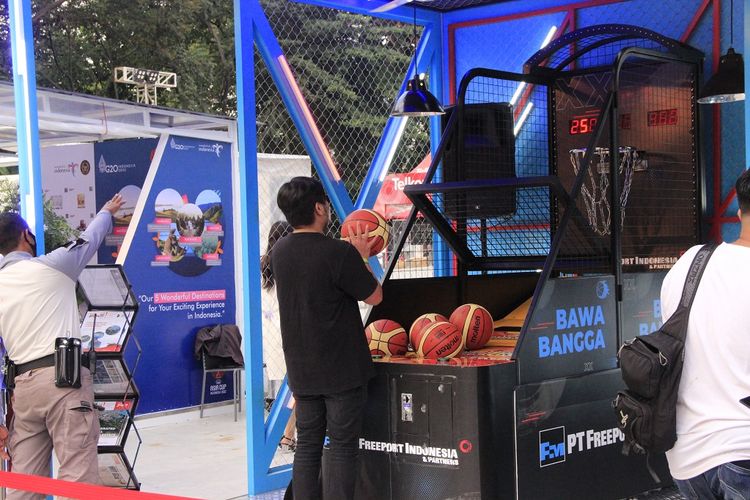 Salah satu atraksi yang tersedia bagi penonton di arena laga timnas basket Indonesia vs Arab Saudi dalam ajang FIBA Asia Cup 2022, di Istora Senayan, Jakarta, Selasa (12/7/2022).