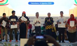 Menteri Bahlil Serahkan NIB Kepada UKM Perseorangan di Riau, Syamsuar Harap Pelaku UKM Bisa Berkembang 