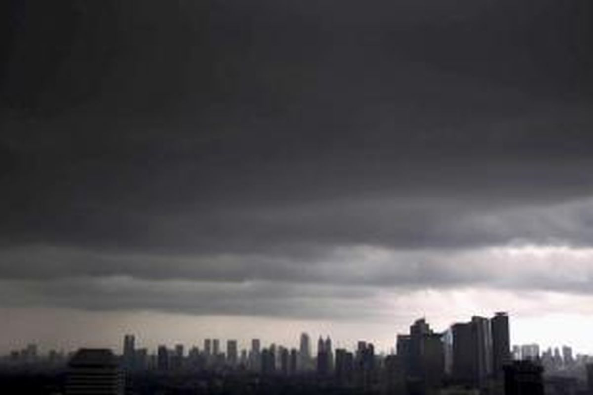Awan mendung menggantung di wilayah Jakarta Utara dan sekitarnya, tampak dari ketinggian, Jakarta, Kamis (13/6/2013). Badan Meteorologi dan Geofisika memprediksi dalam sepekan ke depan Jakarta dan sekitarnya berpotensi hujan pada sore hari.