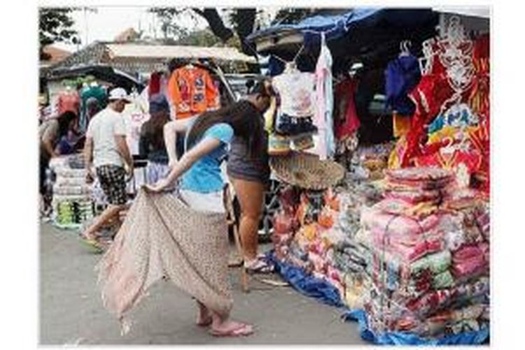 Sebagian pedagang Pasar Klewer mulai bangkit lagi dengan menggelar dagangan di area parkir depan Masjid Agung Keraton Surakarta, Jawa Tengah, Sabtu (31/1). 