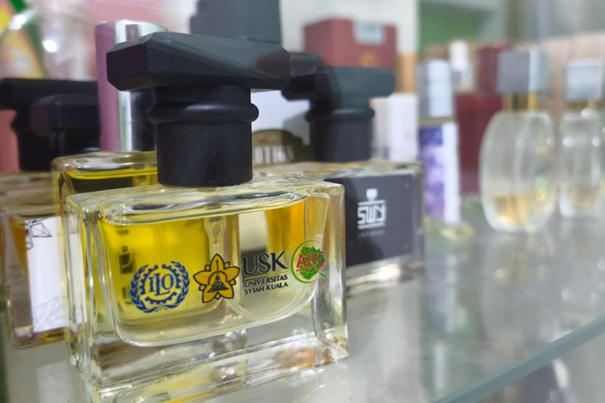 Produk parfum dengan bahan baku minyak nilam hasil kolaborasi Atsiri Research Center (ARC) di Universitas Syiah Kuala dan ILO.