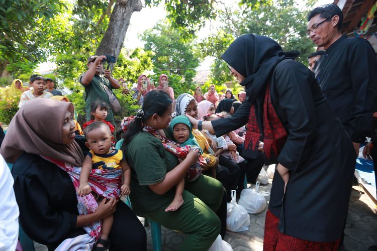 Bupati Banyuwangi Ipuk Fiestiandani mengikuti program Ngantor di Desa (Bunga Desa).