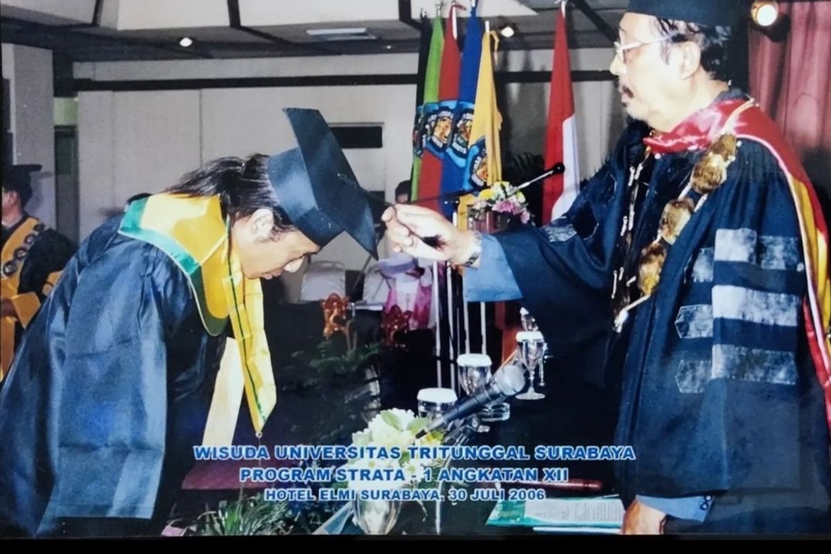 Screnshoot unggahan foto wisuda Bupati Ponorogo Sugiri Sancoko dari instagram pribadi @sugirisancoko26.