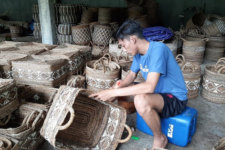 Kerajinan Keranjang bahan Gedebok Pisang Milik Wisnu Widodo di rumah Produksi di Ngestirejo, Tanjungsari, Gunungkidul Senin (4/1/2021)