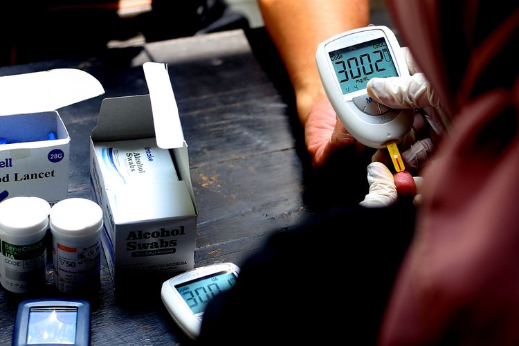 Salah satu proses pemeriksaan gratis yang diadakan Dinas Kesehatan Kota Malang dan ditangani langsung ditangani tim PSC 911 dan dokter spesialis emegency FK Universita Brawijaya di warung makanan Isor Nongko Kota Malang, Jumat (14/2/2025) pagi.