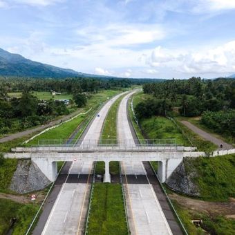 Jalan Tol Manado-Bitung ruas Manado-Danowudu dengan panjang 26 km yang merupakan jalan tol pertama di Sulawesi Utara dengan panjang keseluruhan mencapai 39,9 kilometer. Jalan tol ini merupakan salah satu proyek yang dibangun dengan fasilitas pembiayaan dari PT SMI. 