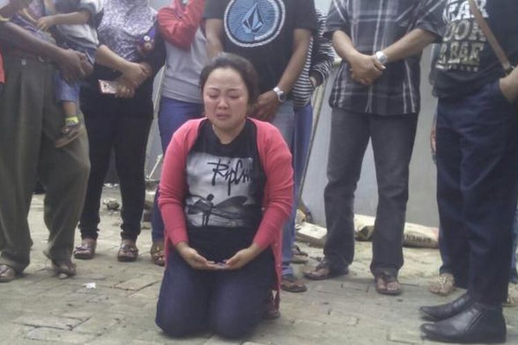 Yusniar berlutut dengan memanjatkan doa dan bersujud syukur setelah bebas dari Rumah Tahanan (Rutan) Klas 1 Makassar, Kamis (24/11/2016). 