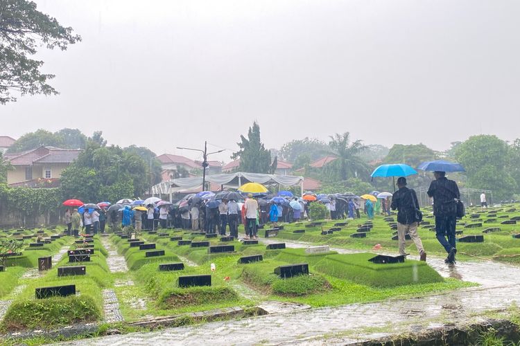 Hujan Deras Mengiringi Pemakaman Suami Najwa Shihab di TPU Jeruk Purut