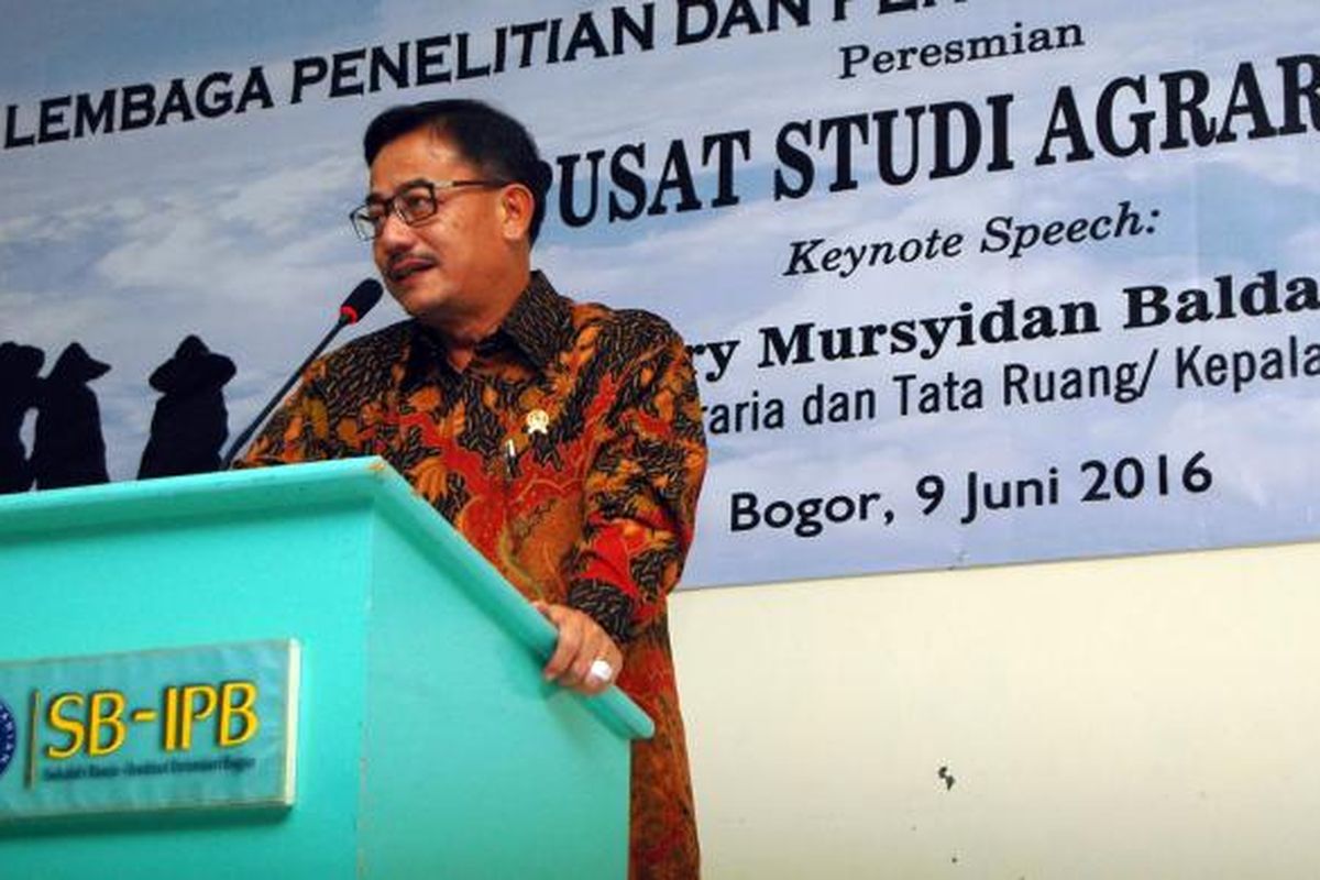 Menteri Agraria dan Tata Ruang/Badan Pertanahan Nasional, Ferry Mursyidan Baldan, saat meresmikan Pusat Studi Agraria (PSA-IPB) di Sekolah Bisnis Institut Pertanian Bogor (IPB), Kota Bogor, Kamis (9/6/2016)